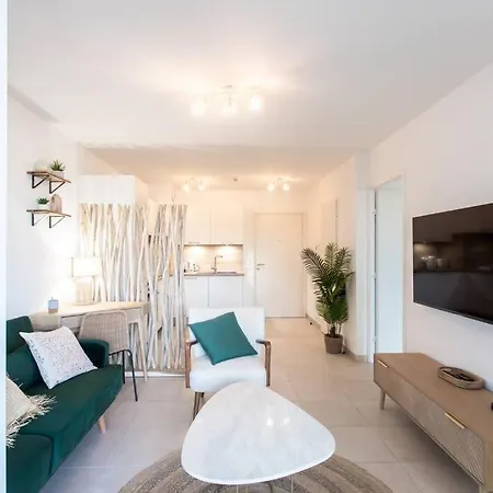 شقة A12 - 1 Bdr Centre Train Station 5 Min Sea - Ac, Parking & Terrace