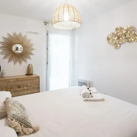 A12 - 1 Bdr Centre Train Station 5 Min Sea - Ac, Parking & Terrace Apartment *